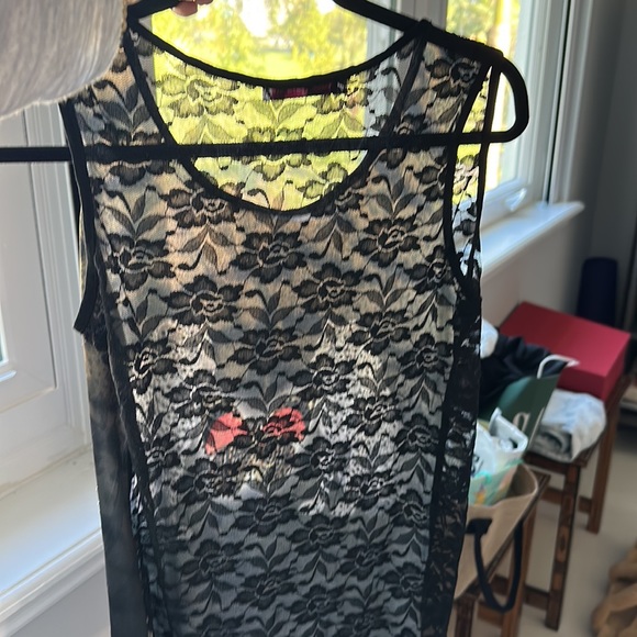 Sleeveless tee with sparkling pieces in front and transparent fabric kn the back - Picture 4 of 4